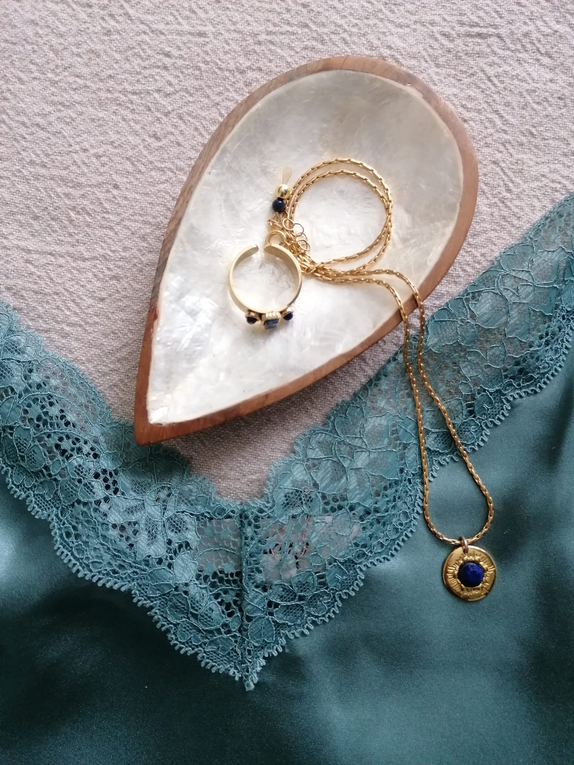 Coupelle GOUTTE en bois / capiz – Image 2