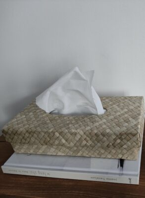 Ajoutez une touche artisanale à votre intérieur avec cette boîte à mouchoirs en feuilles de pandan tressées, écoresponsable et élégante.