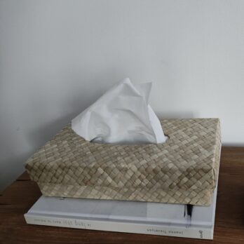 Ajoutez une touche artisanale à votre intérieur avec cette boîte à mouchoirs en feuilles de pandan tressées, écoresponsable et élégante.