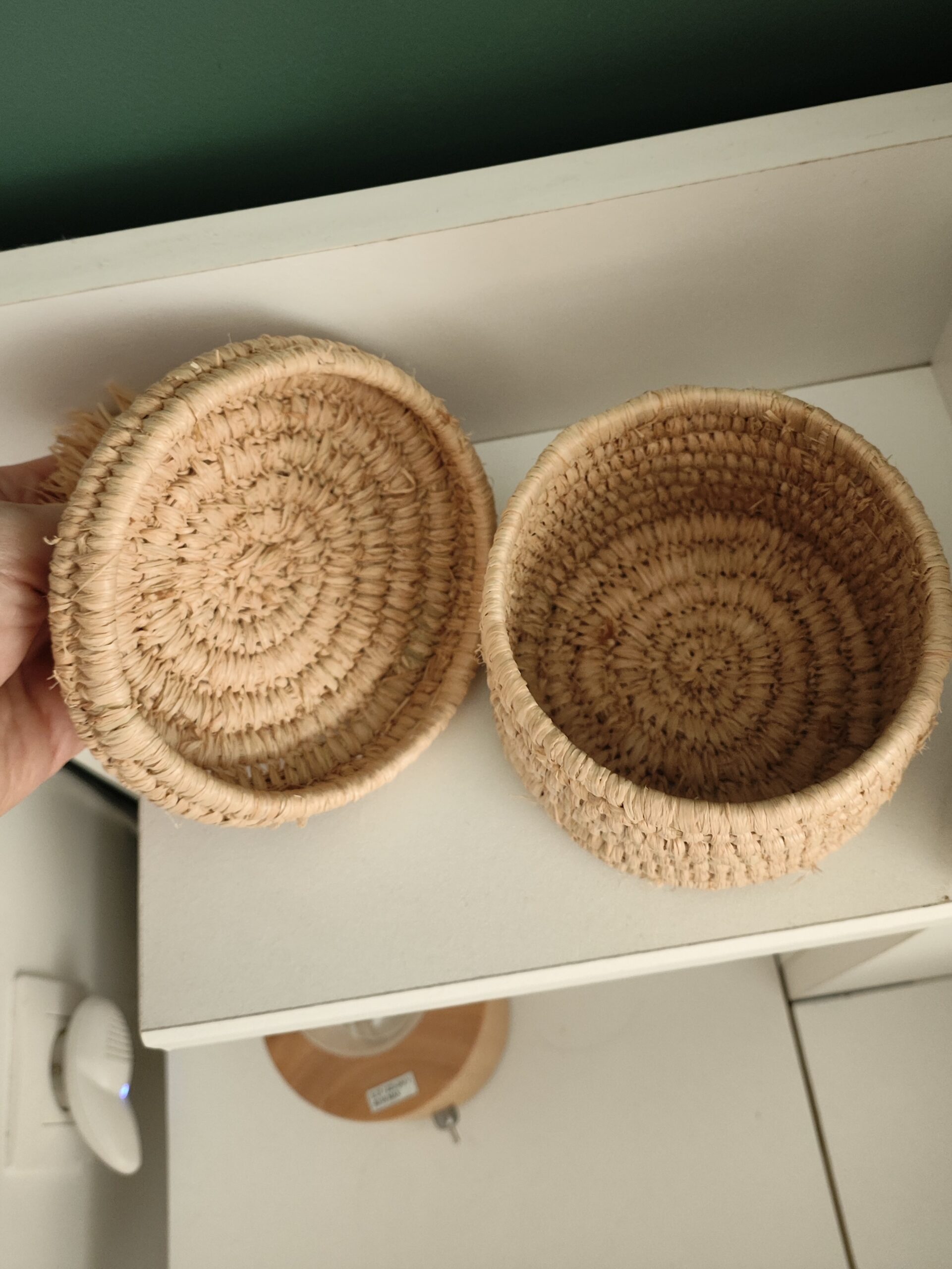 Petite boîte ronde en raphia – Image 3
