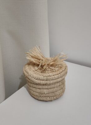 Petite boîte ronde en raphia tressé – artisanat marocain naturel