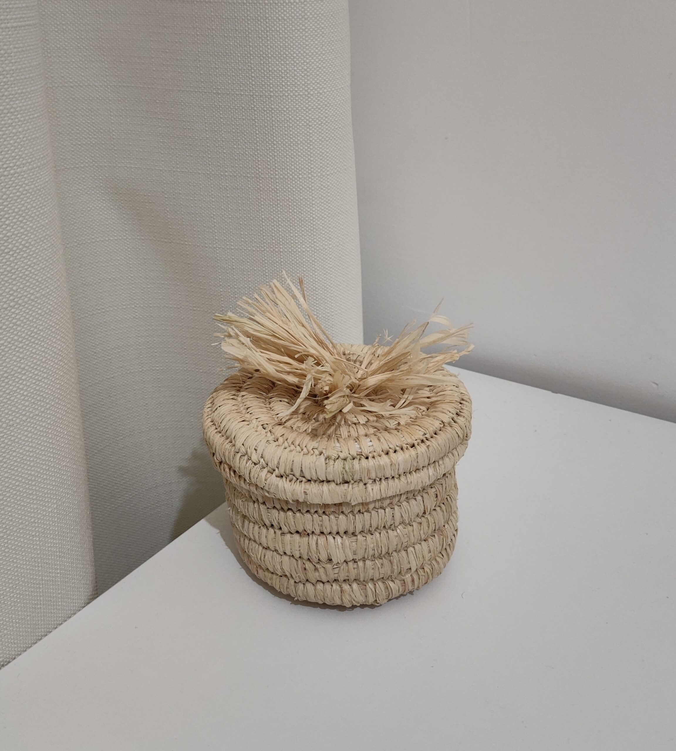 Petite boîte ronde en raphia tressé – artisanat marocain naturel